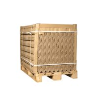 Lisovaná papírová hrana ve velkém množství na paletě.